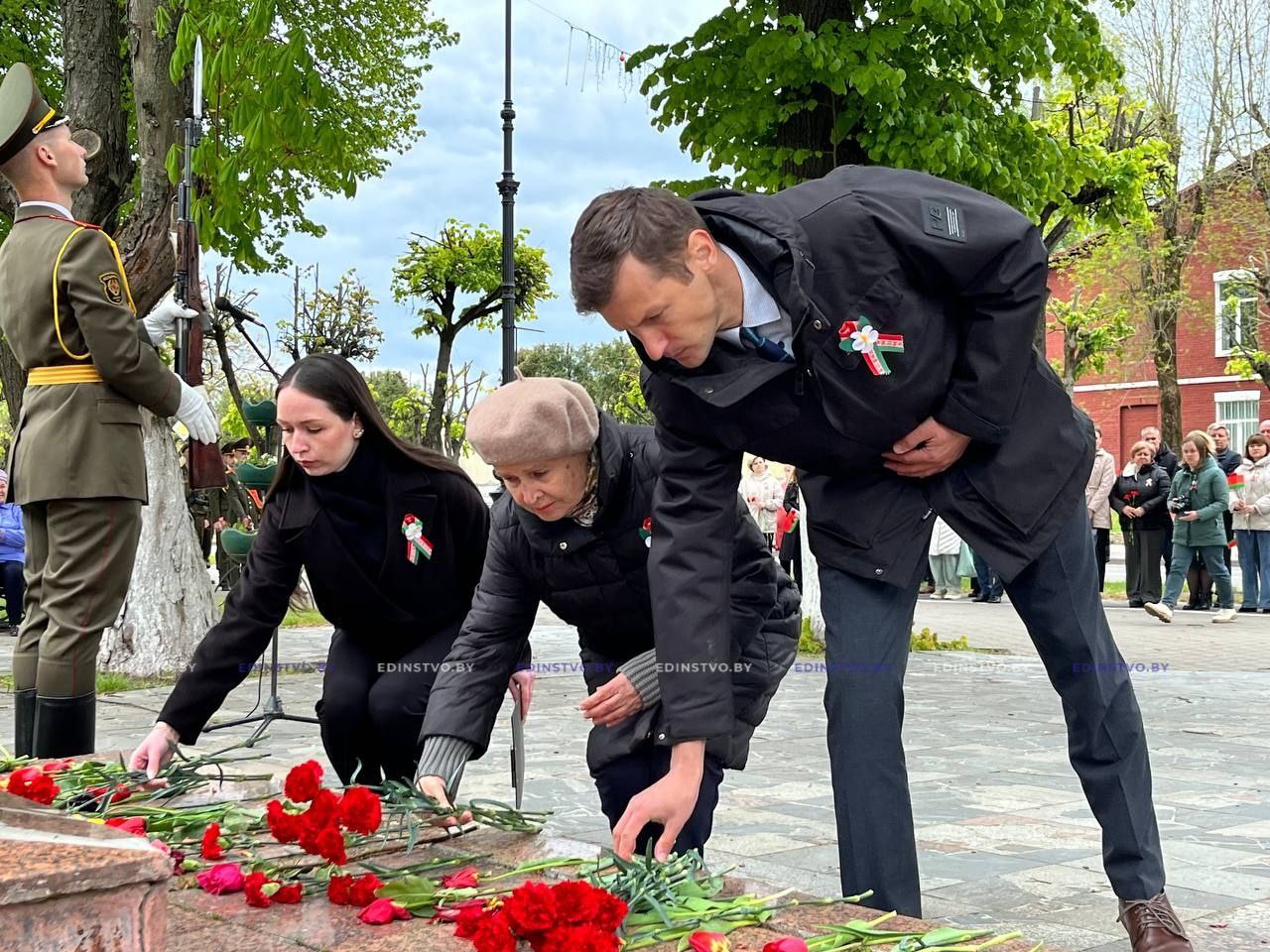 В преддверии Дня Победы борисовчане продолжают нести цветы к мемориалам