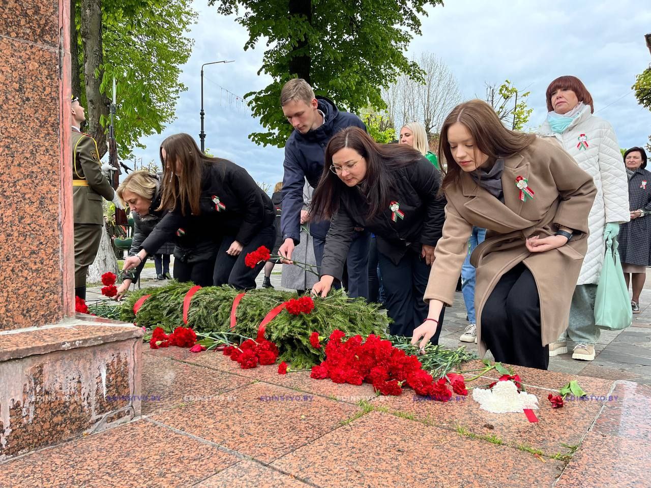 В преддверии Дня Победы борисовчане продолжают нести цветы к мемориалам
