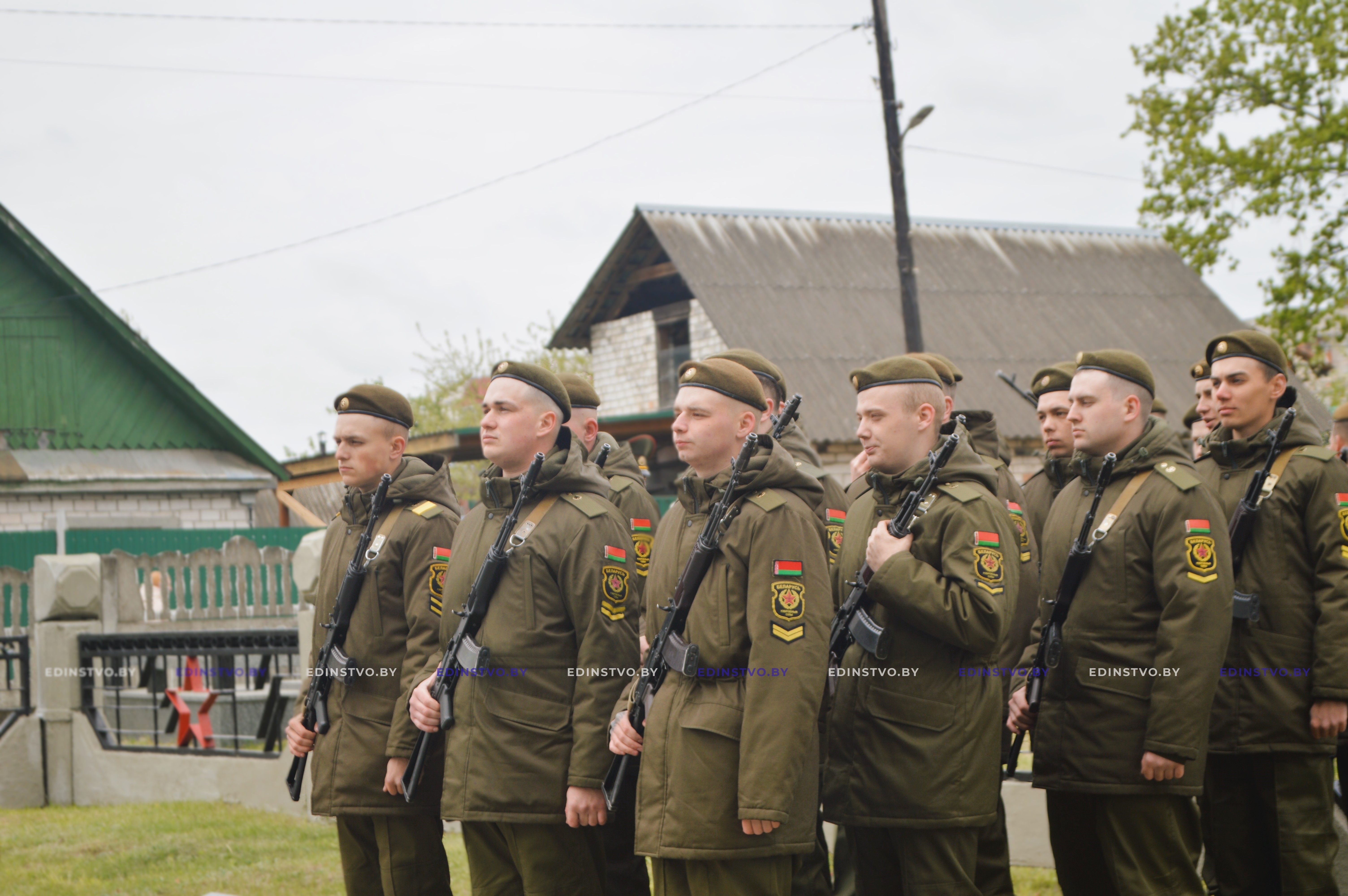 В преддверии Дня Победы борисовчане продолжают нести цветы к мемориалам