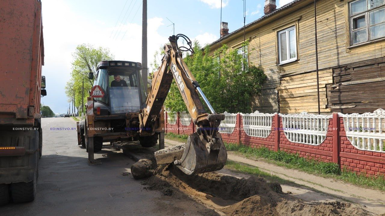 Фоторепортаж: на улице Строителей в Борисове ведутся дорожные работы