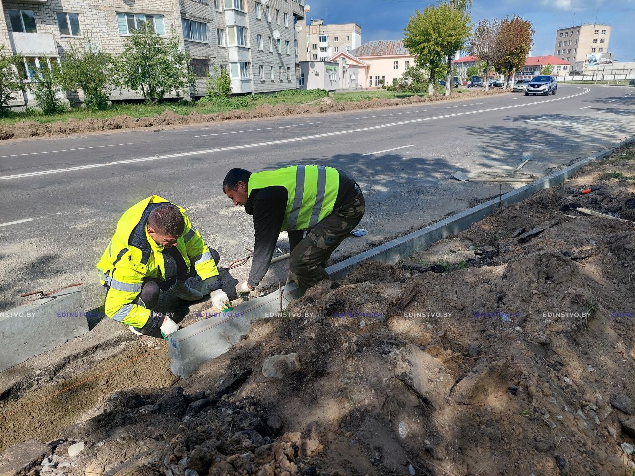 Фоторепортаж: на улице Строителей в Борисове ведутся дорожные работы