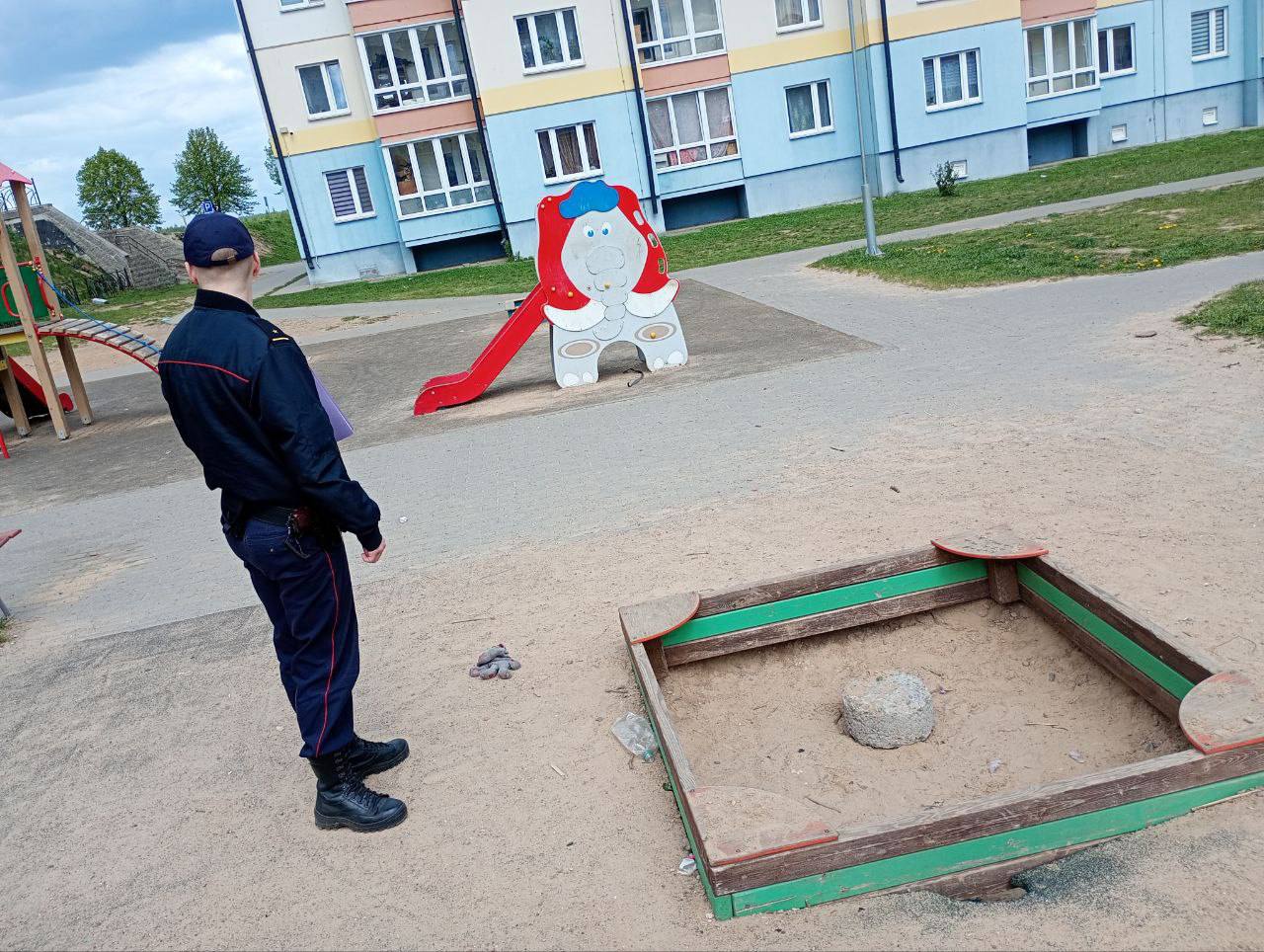 В Борисове сотрудники ИДН обследуют детские площадки