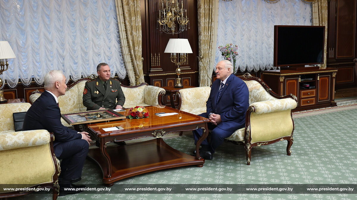 Президент Беларуси Александр Лукашенко провел встречу с Министром обороны России