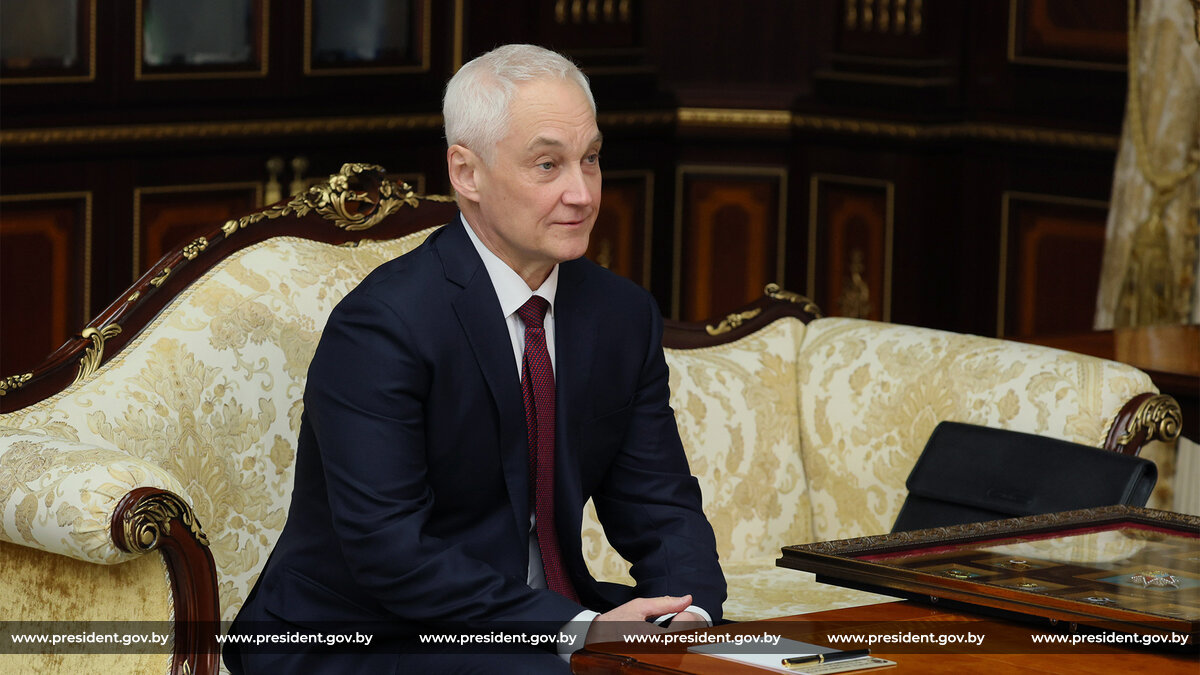Президент Беларуси Александр Лукашенко провел встречу с Министром обороны России