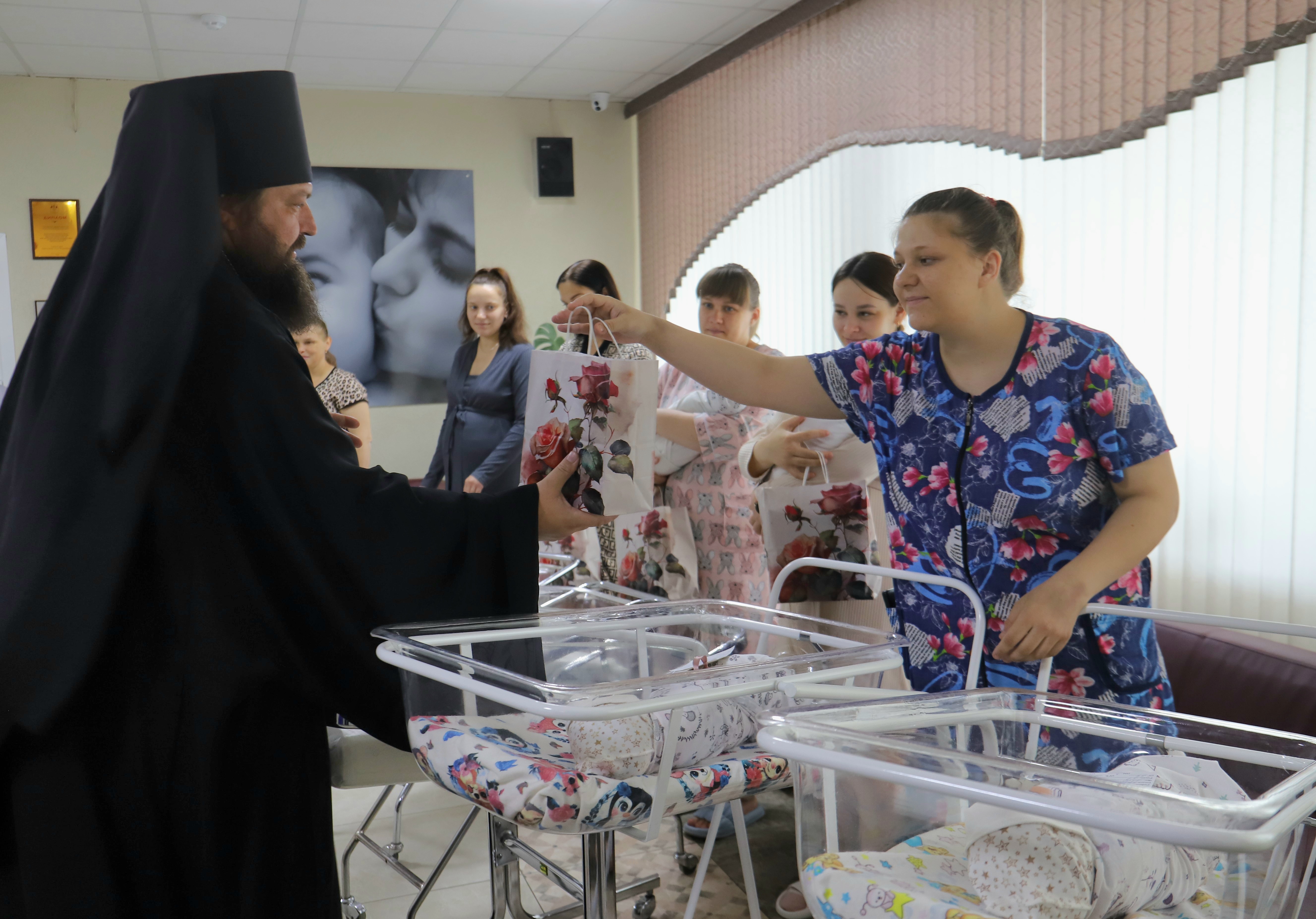Поздравили мамочек и подписали программу сотрудничества: как налажена совместнаяработа Борисовского роддома и епархии