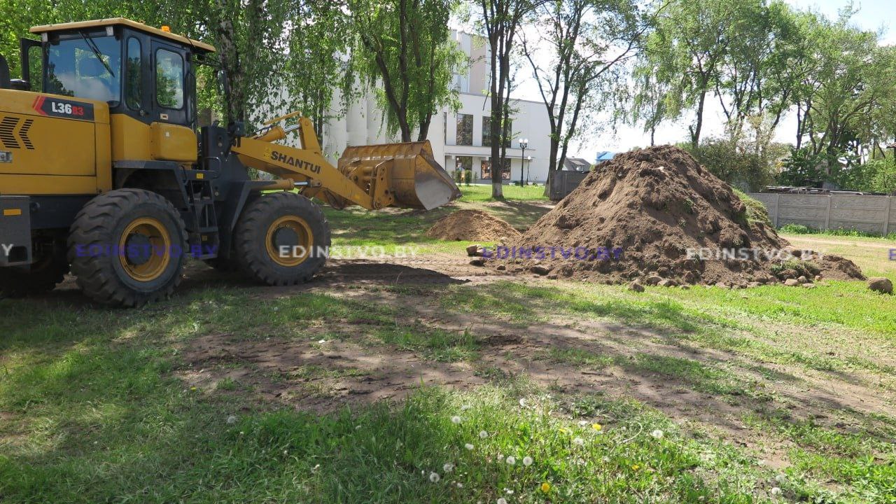 Фотофакт: возле Дворца культуры им. М. Горького в Борисове готовится площадкапод установку арт-объекта