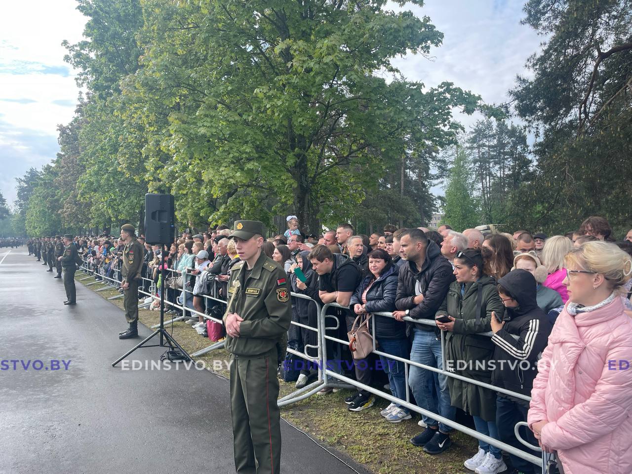В Печах с самого утра многолюдно