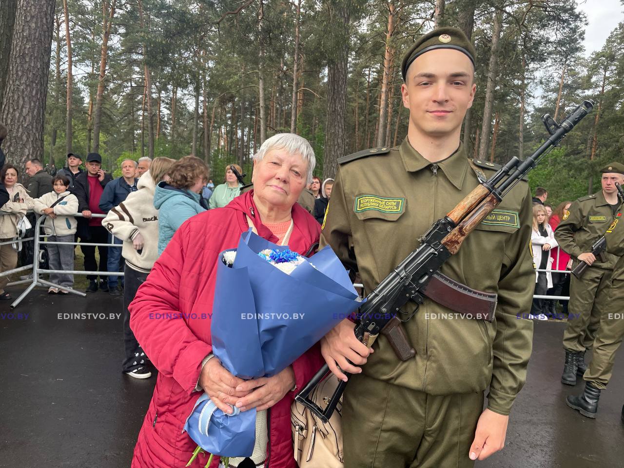 В Печах с самого утра многолюдно