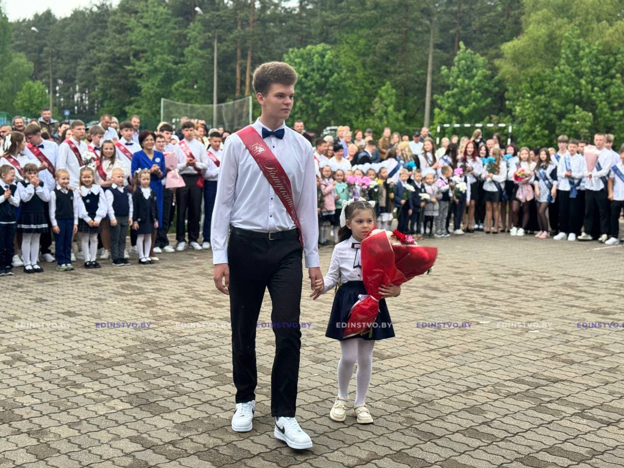 Николай Карпович – на празднике последнего звонка в средней школе №24 г.Борисова: «Большие возможности подразумевают и большую ответственность»