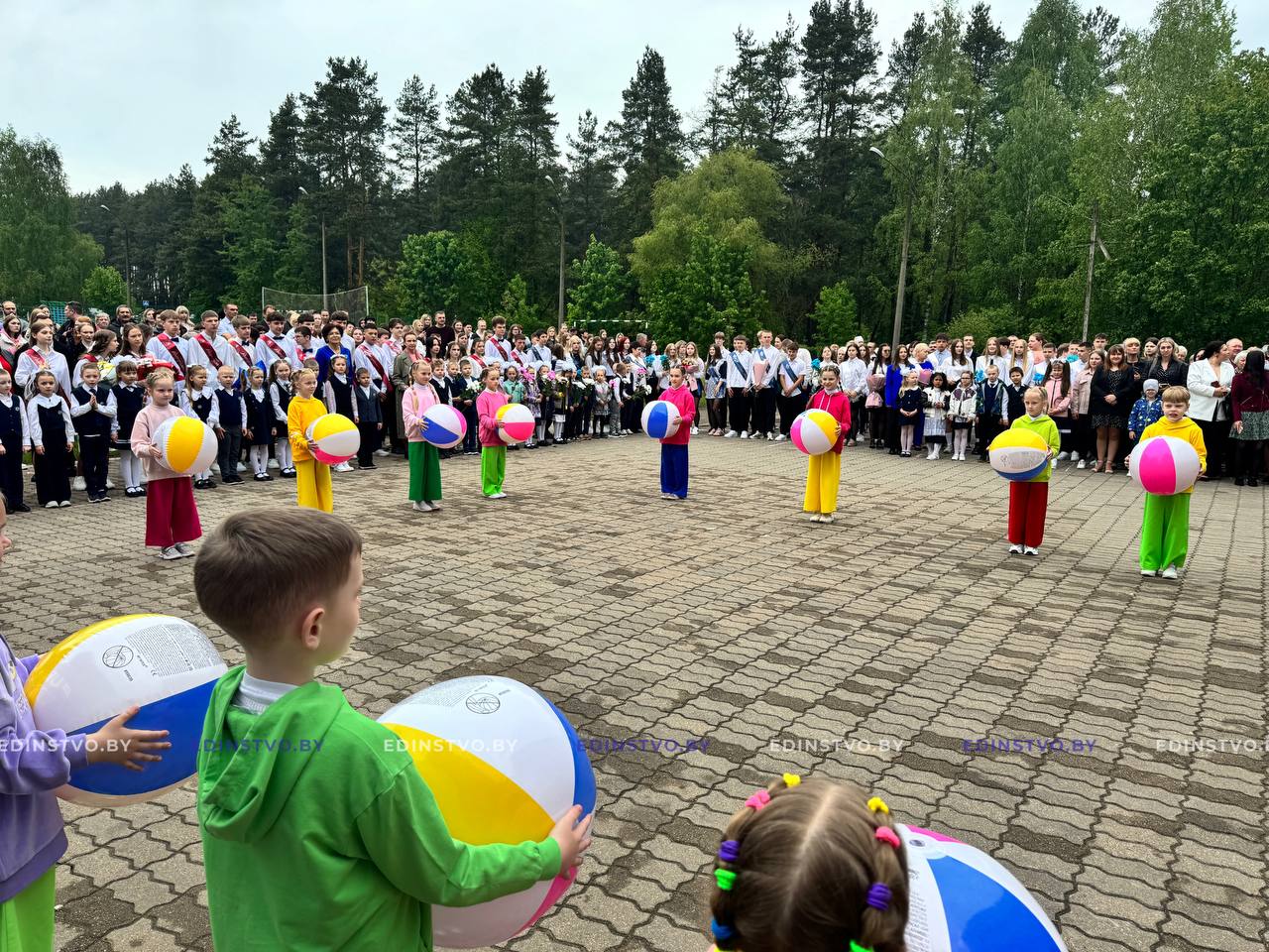 Николай Карпович – на празднике последнего звонка в средней школе №24 г.Борисова: «Большие возможности подразумевают и большую ответственность»