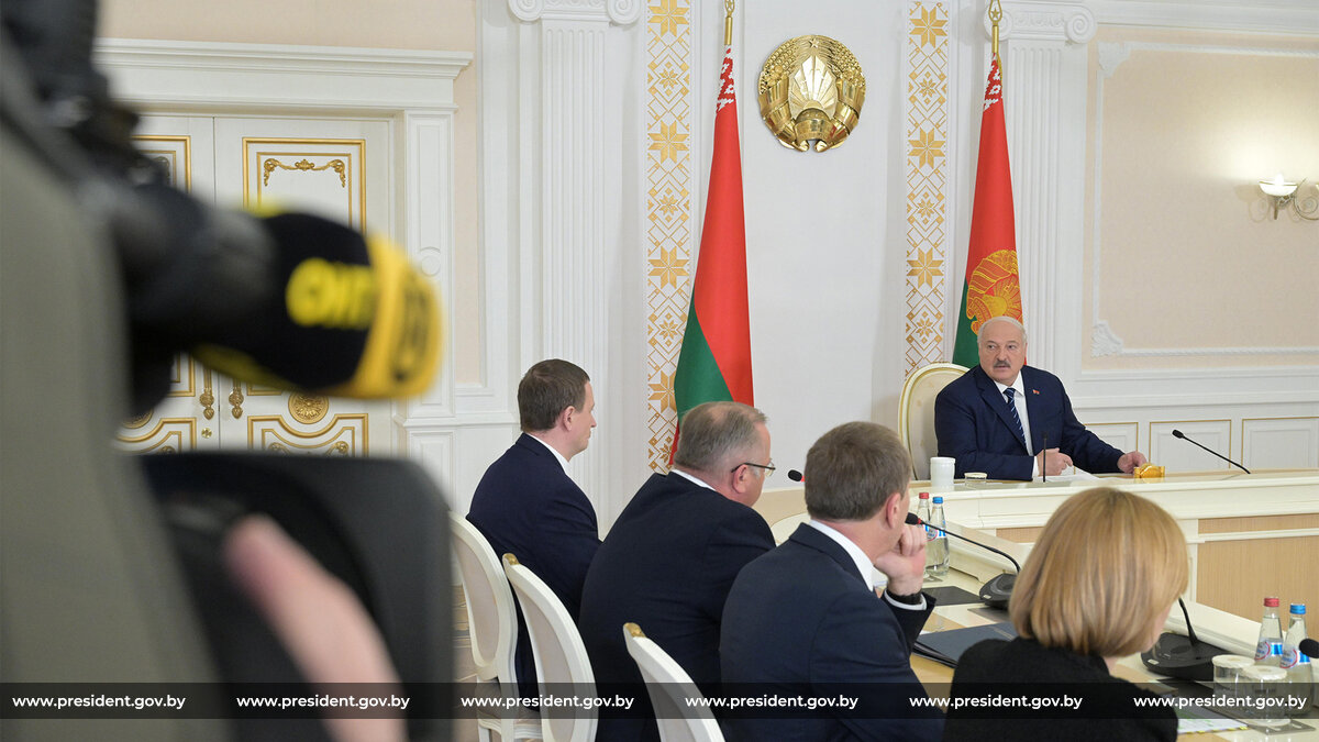 Президент Беларуси Александр Лукашенко провел совещание с руководством СоветаМинистров