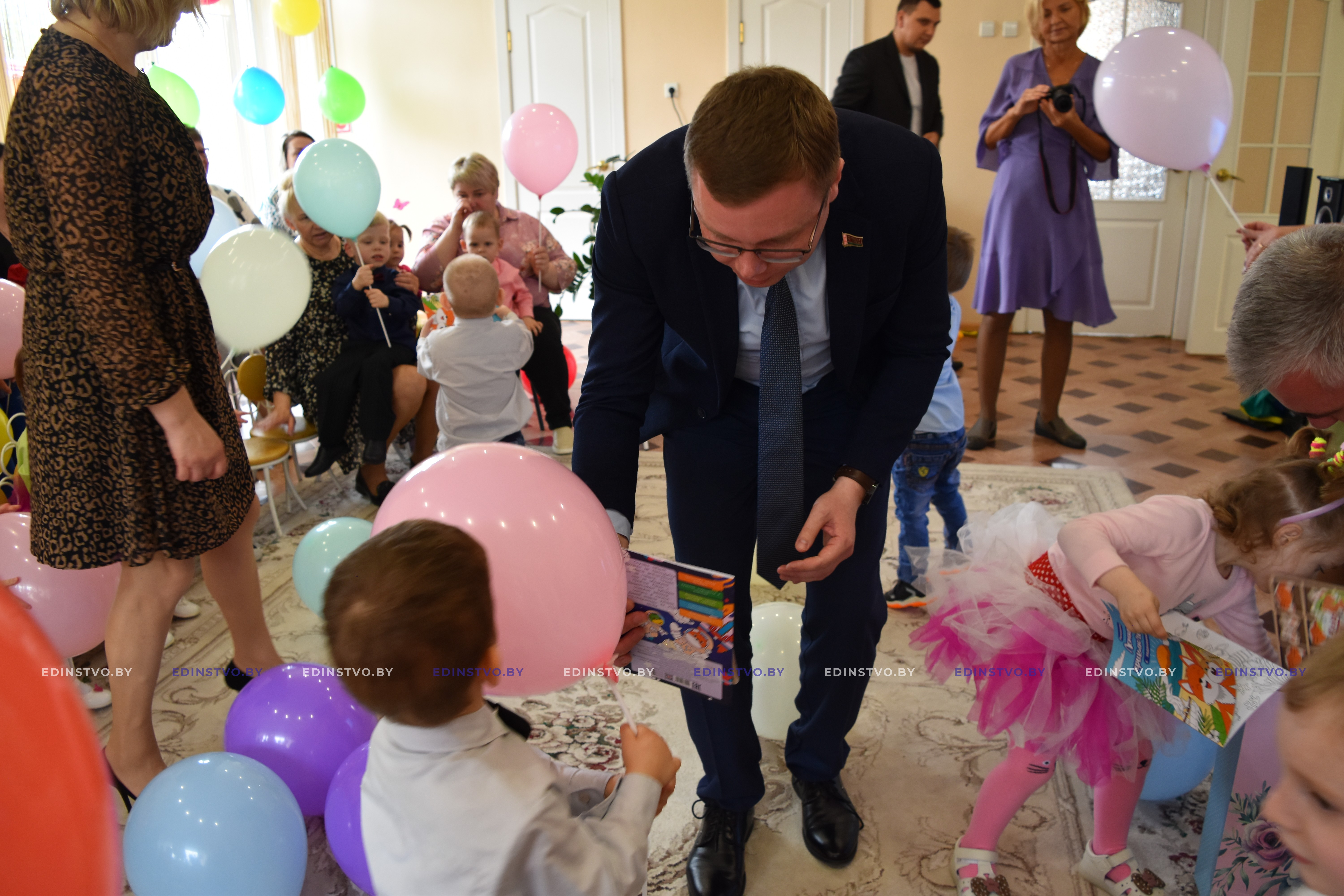 Представители районной и областной прокуратуры с подарками посетили Борисовскийдом ребенка