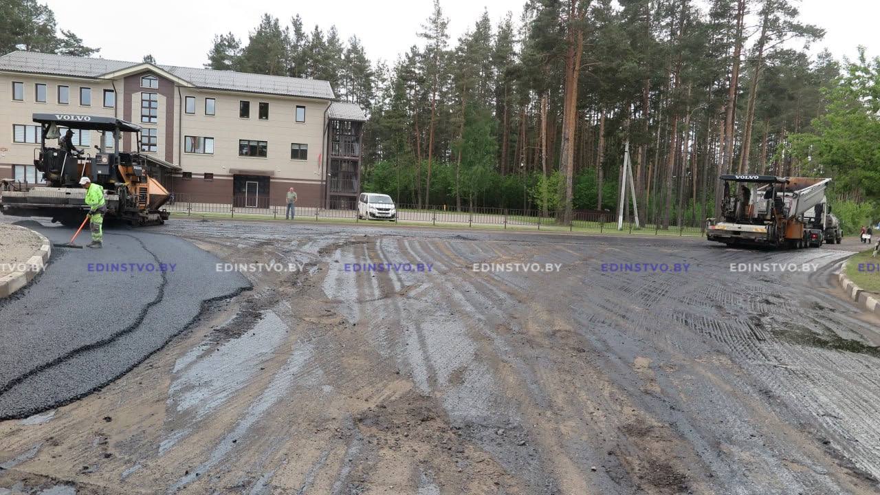 На ул. Днепровской в Борисове идет укладка нового асфальта
