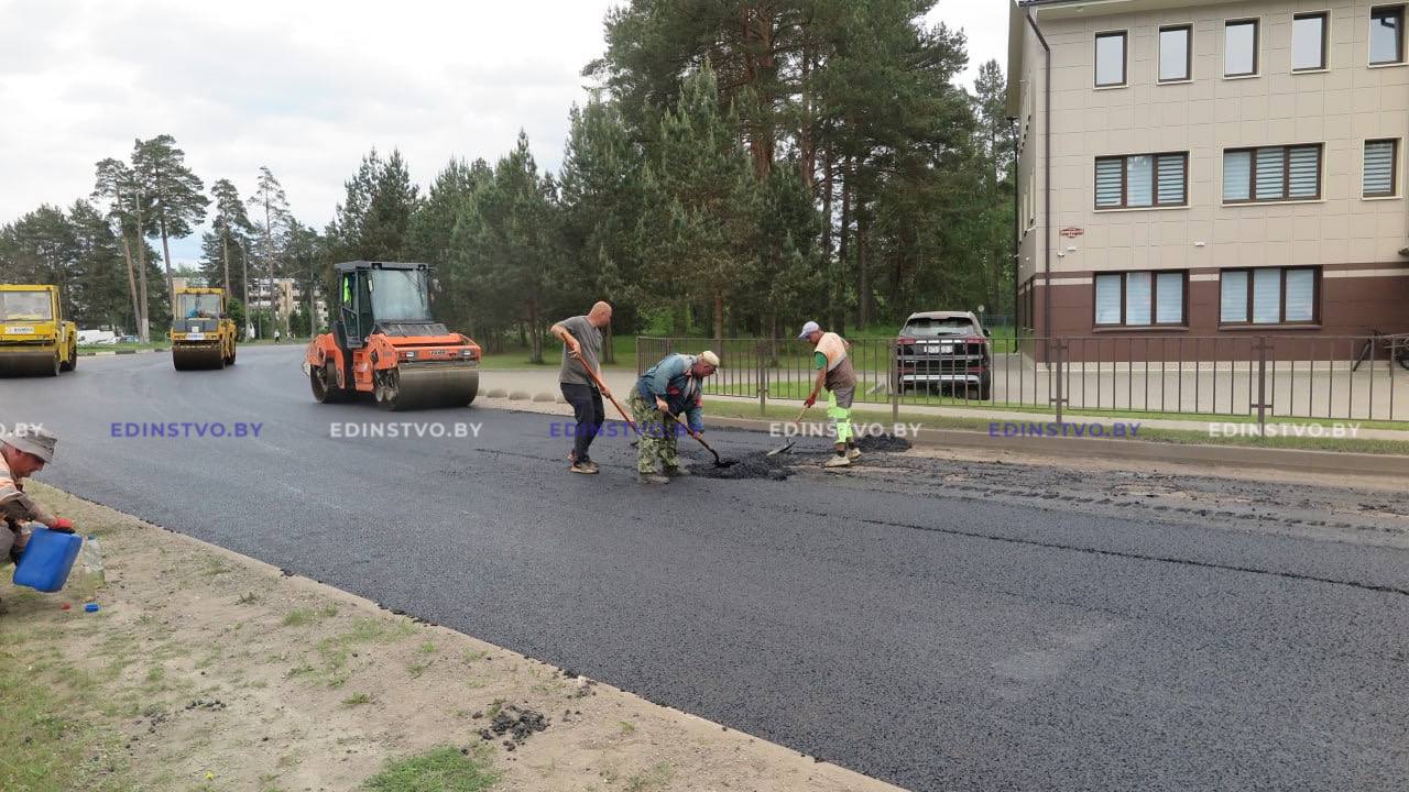 На ул. Днепровской в Борисове идет укладка нового асфальта