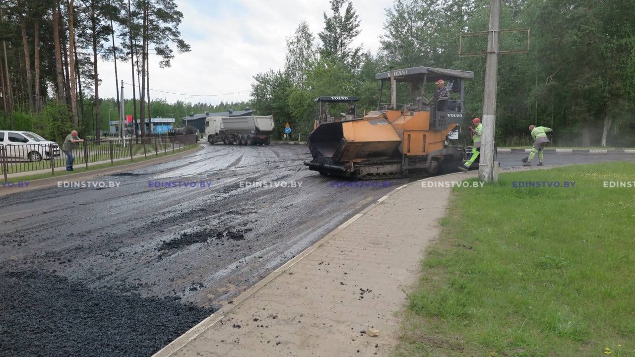 На ул. Днепровской в Борисове идет укладка нового асфальта