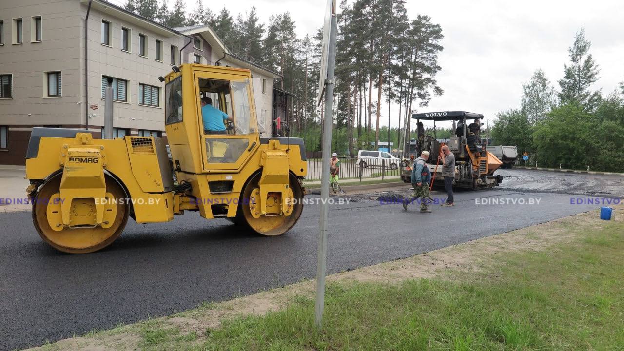 На ул. Днепровской в Борисове идет укладка нового асфальта