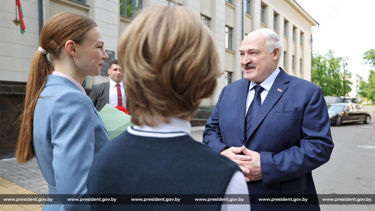«Пусть производят, продают и живут». Александр Лукашенко посещает Национальнуюкиностудию «Беларусьфильм»