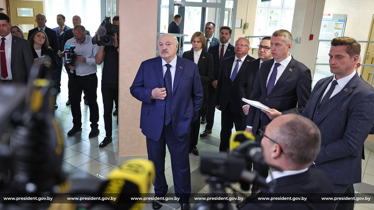 «Пусть производят, продают и живут». Александр Лукашенко посещает Национальнуюкиностудию «Беларусьфильм»