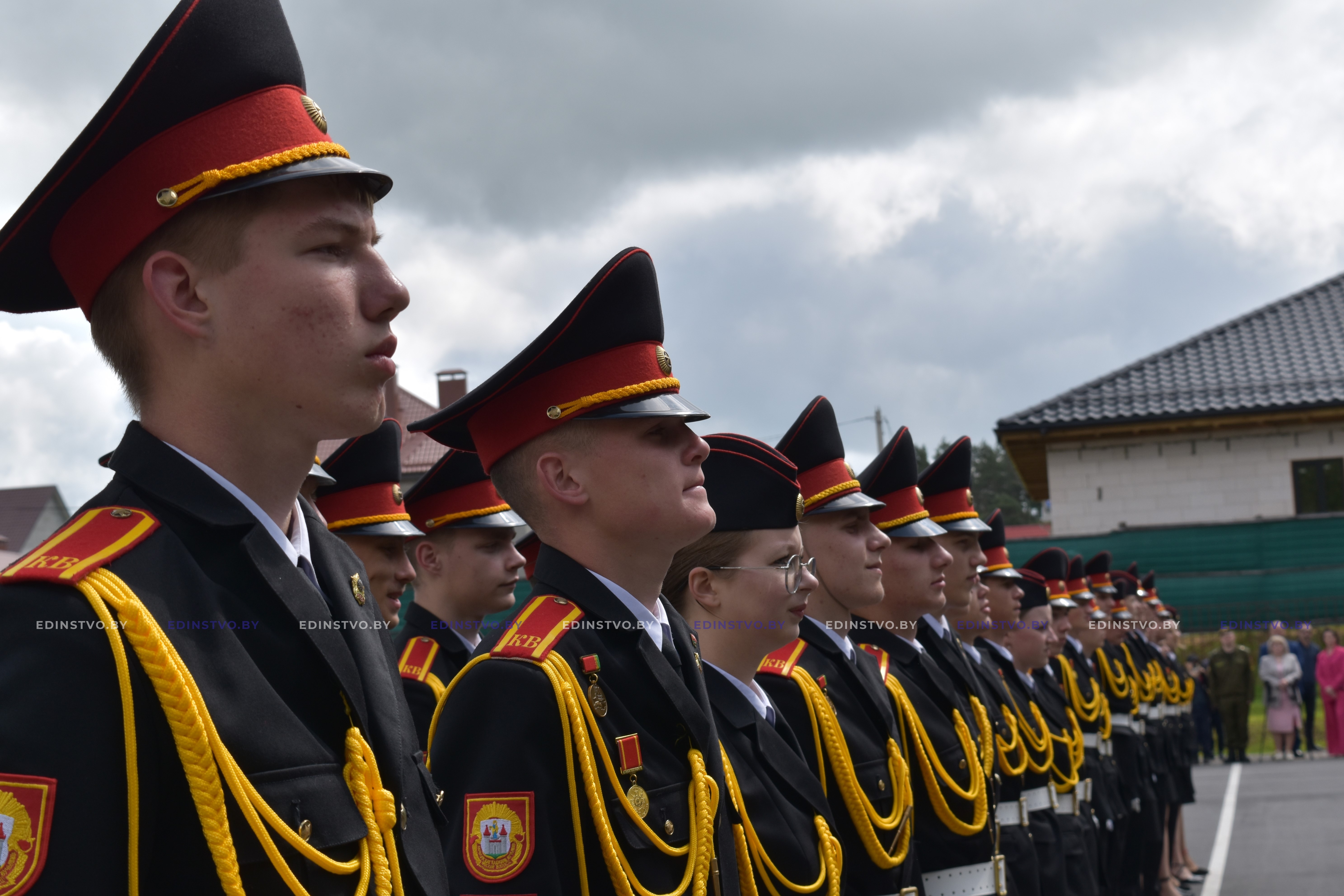 Монетки в воздух и прощальный вальс. Первый выпуск в Борисовском кадетскомучилище прошел с участием Александра Вольфовича