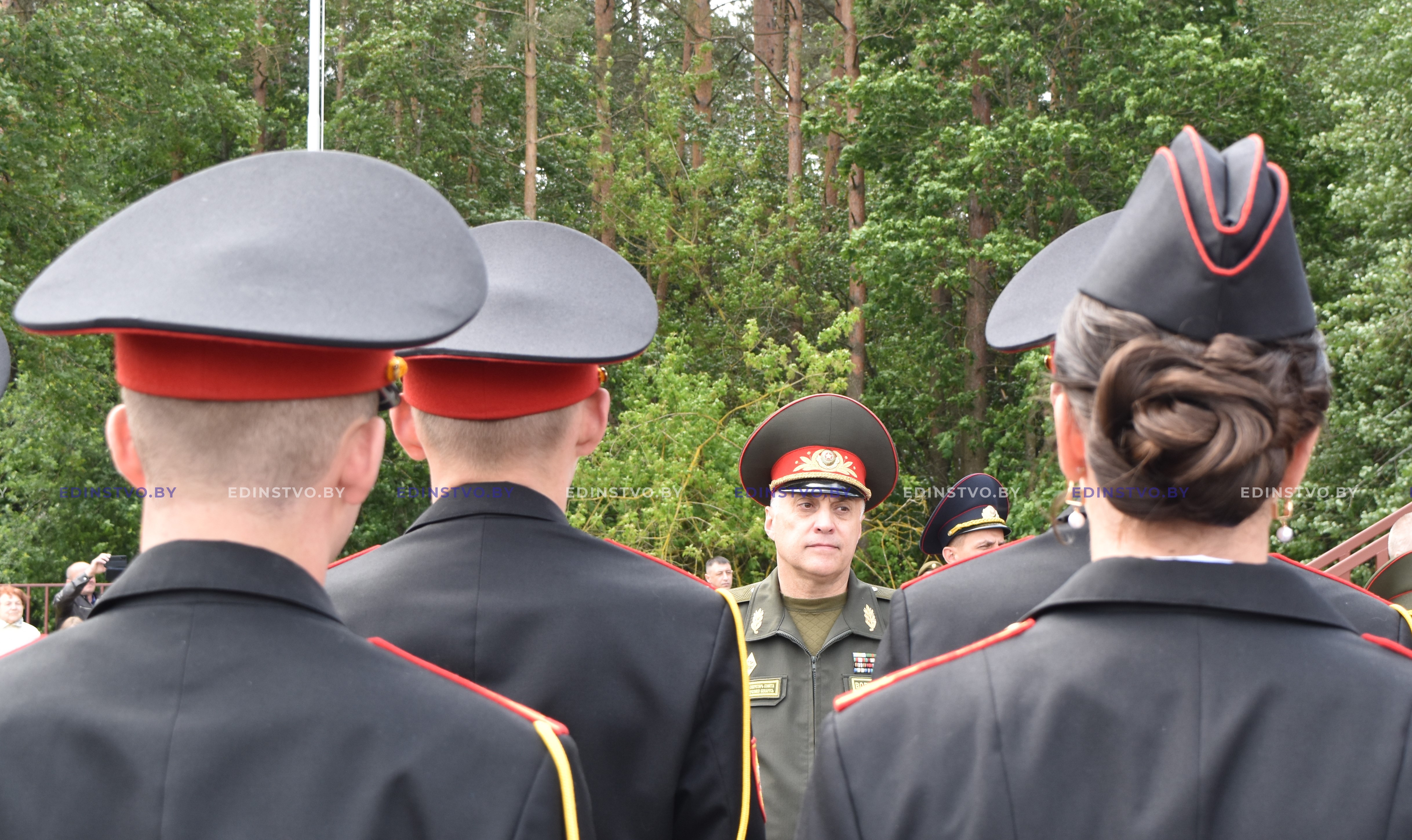 Монетки в воздух и прощальный вальс. Первый выпуск в Борисовском кадетскомучилище прошел с участием Александра Вольфовича