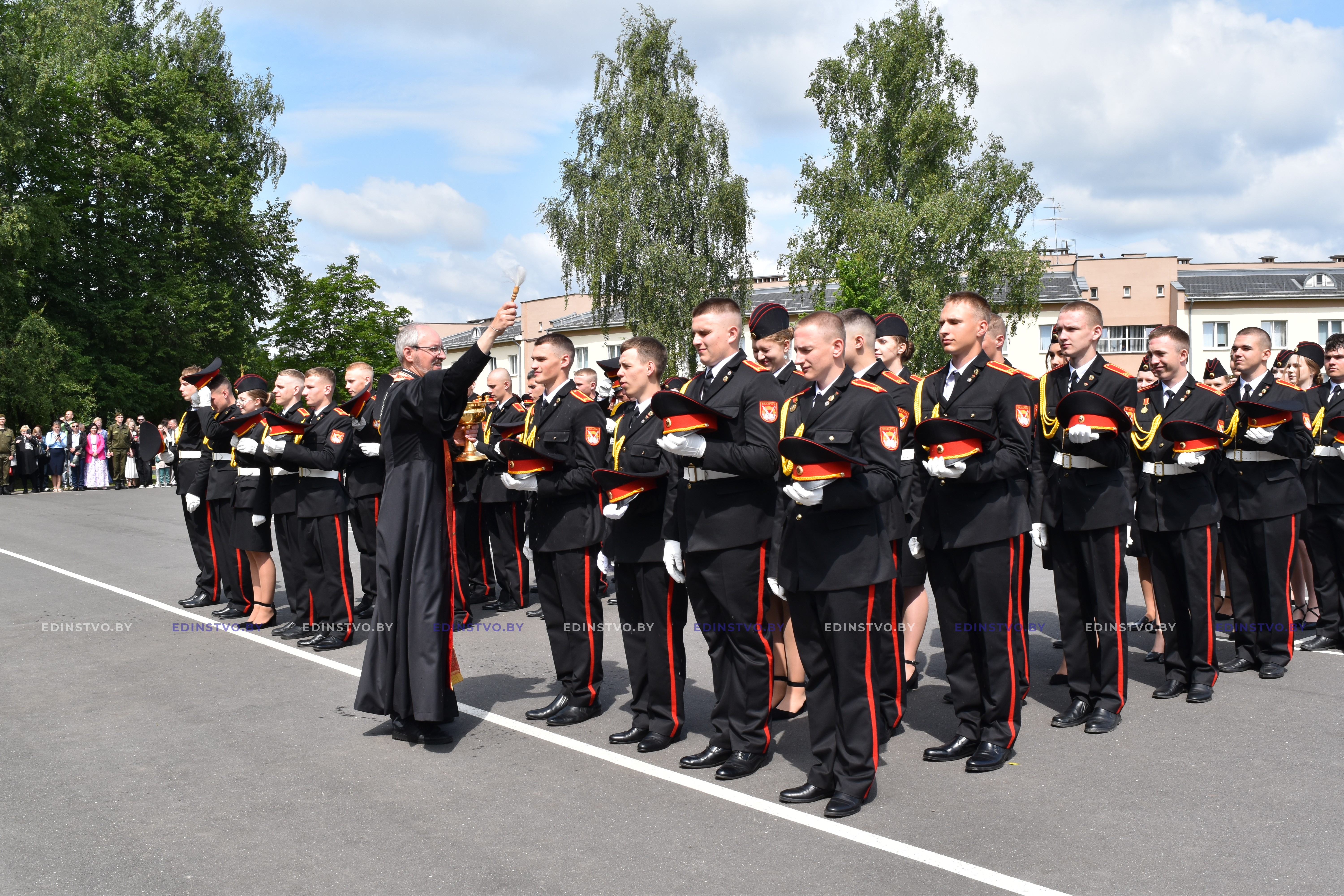 Монетки в воздух и прощальный вальс. Первый выпуск в Борисовском кадетскомучилище прошел с участием Александра Вольфовича