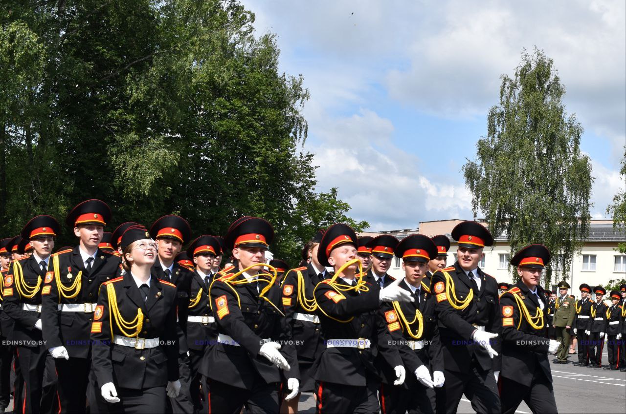 Монетки в воздух и прощальный вальс. Первый выпуск в Борисовском кадетскомучилище прошел с участием Александра Вольфовича