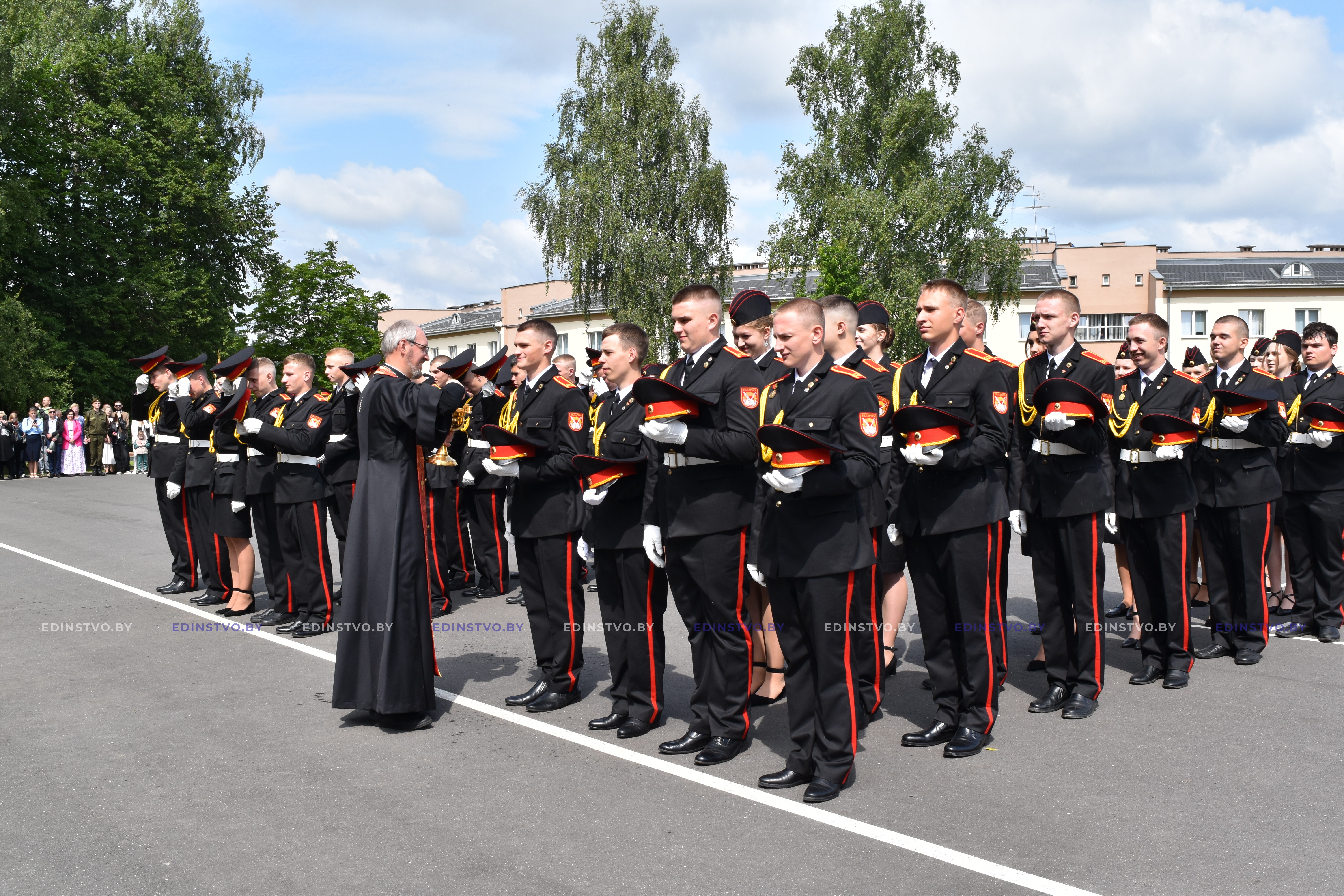 Монетки в воздух и прощальный вальс. Первый выпуск в Борисовском кадетскомучилище прошел с участием Александра Вольфовича