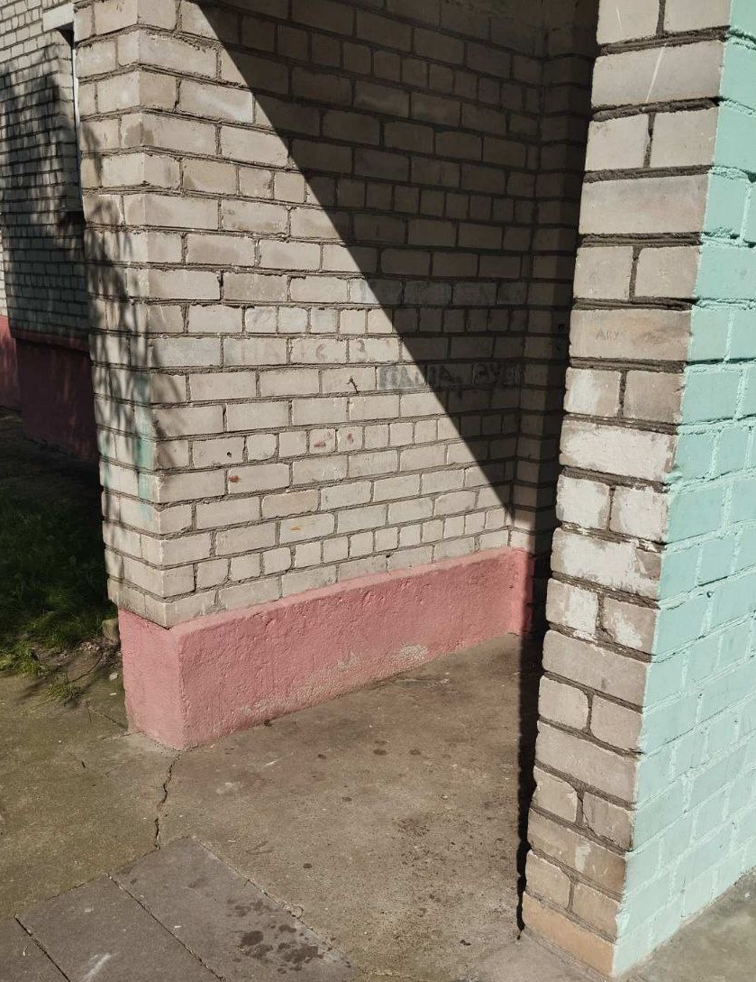 У подъезда дома по ул. Стахановской образовалась куча мусора. Ее быстро убрали