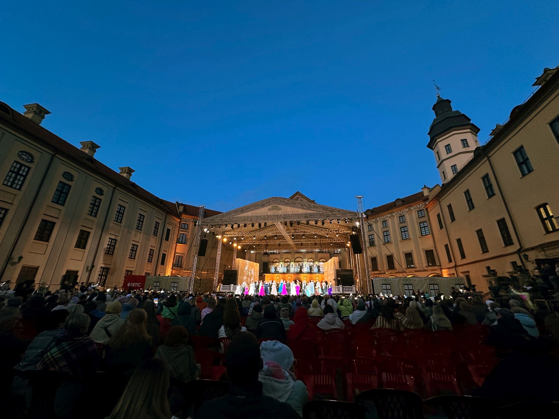 Более 4 тысяч зрителей: МТС поддержал юбилейный театральный open-air Большоготеатра в Несвиже
