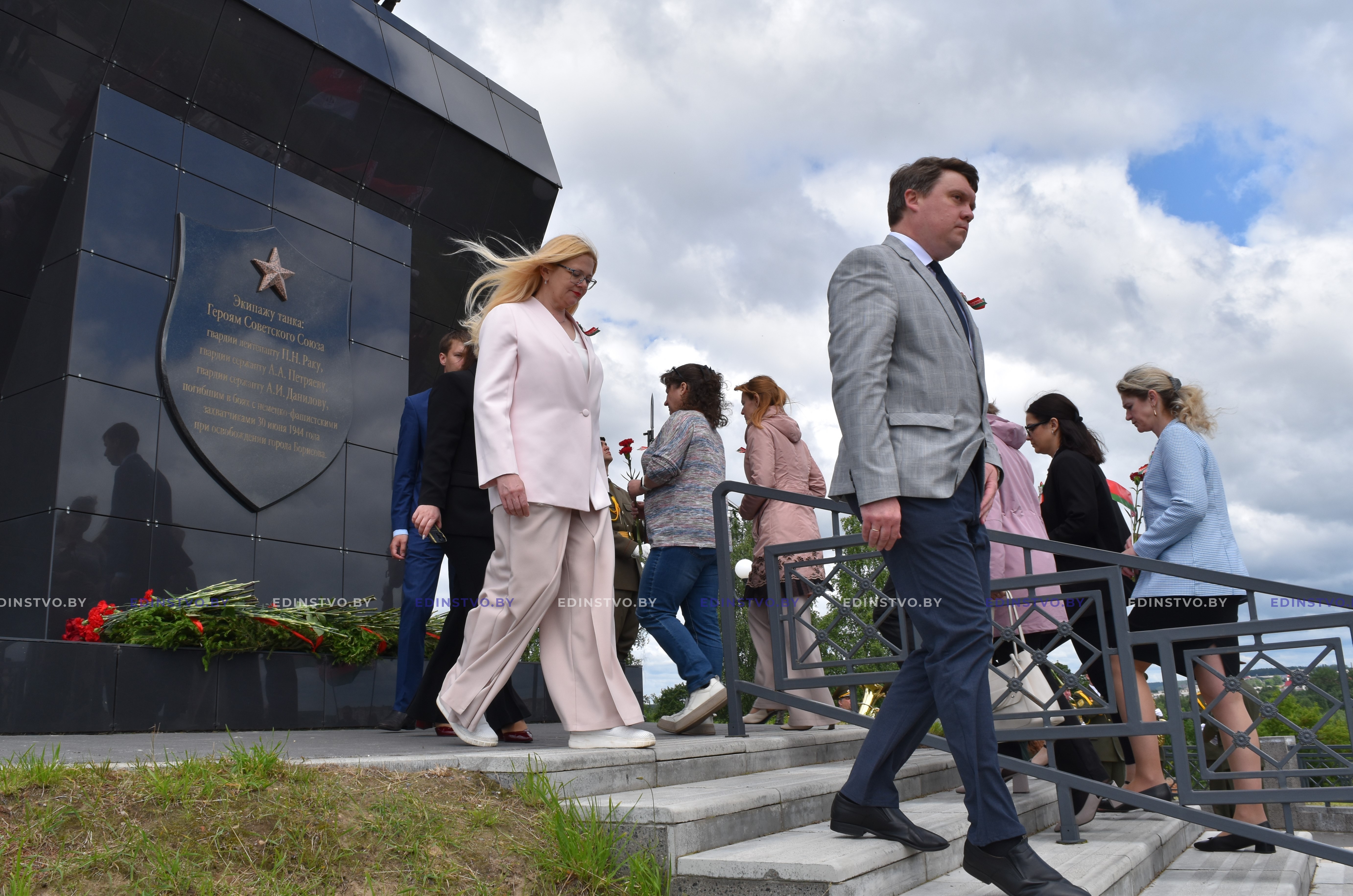 В день освобождения Борисова от немецко-фашистских захватчиков к подножиюпамятника экипажу Павла Рака возложили живые цветы