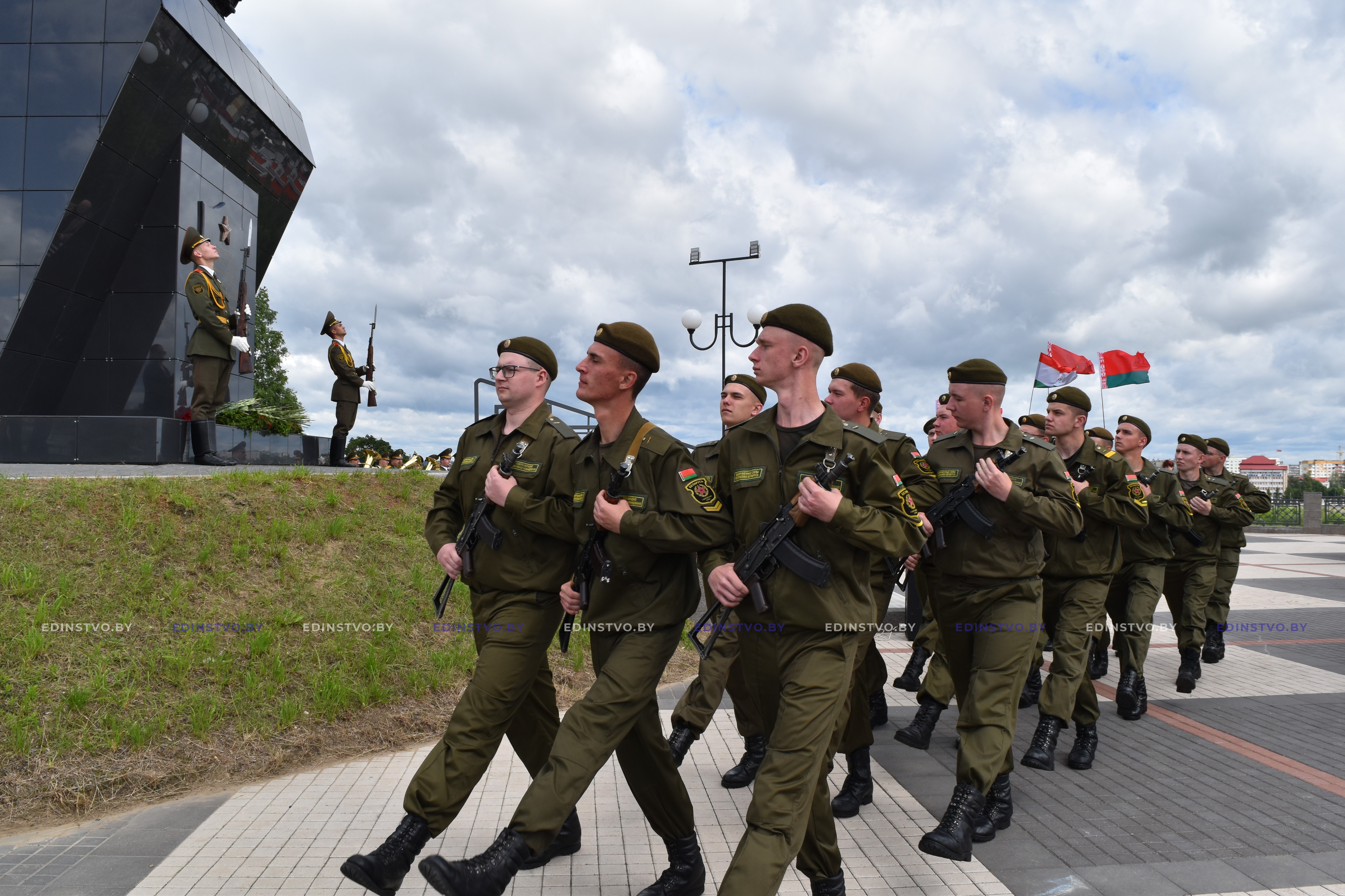 В день освобождения Борисова от немецко-фашистских захватчиков к подножиюпамятника экипажу Павла Рака возложили живые цветы