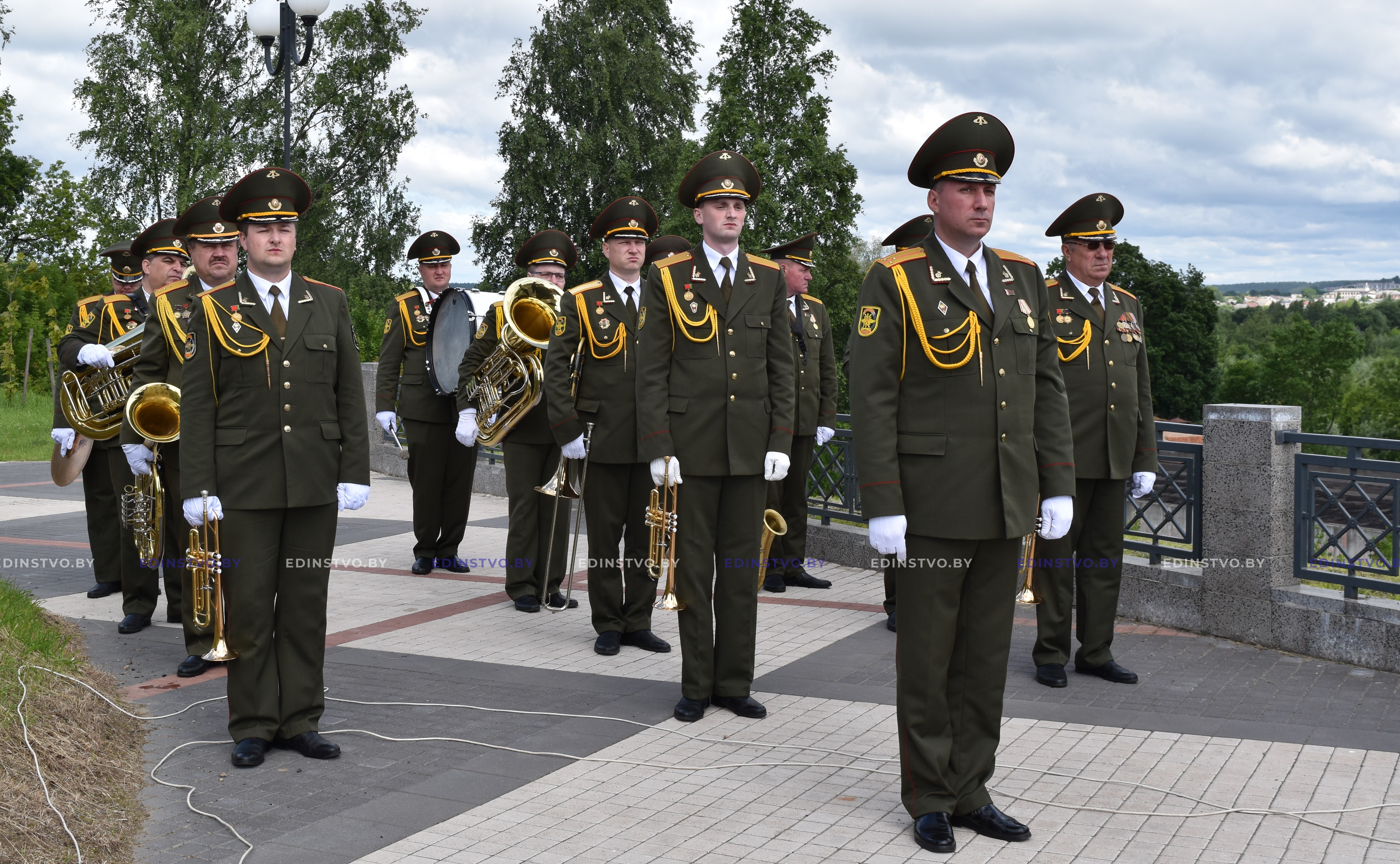 В день освобождения Борисова от немецко-фашистских захватчиков к подножиюпамятника экипажу Павла Рака возложили живые цветы