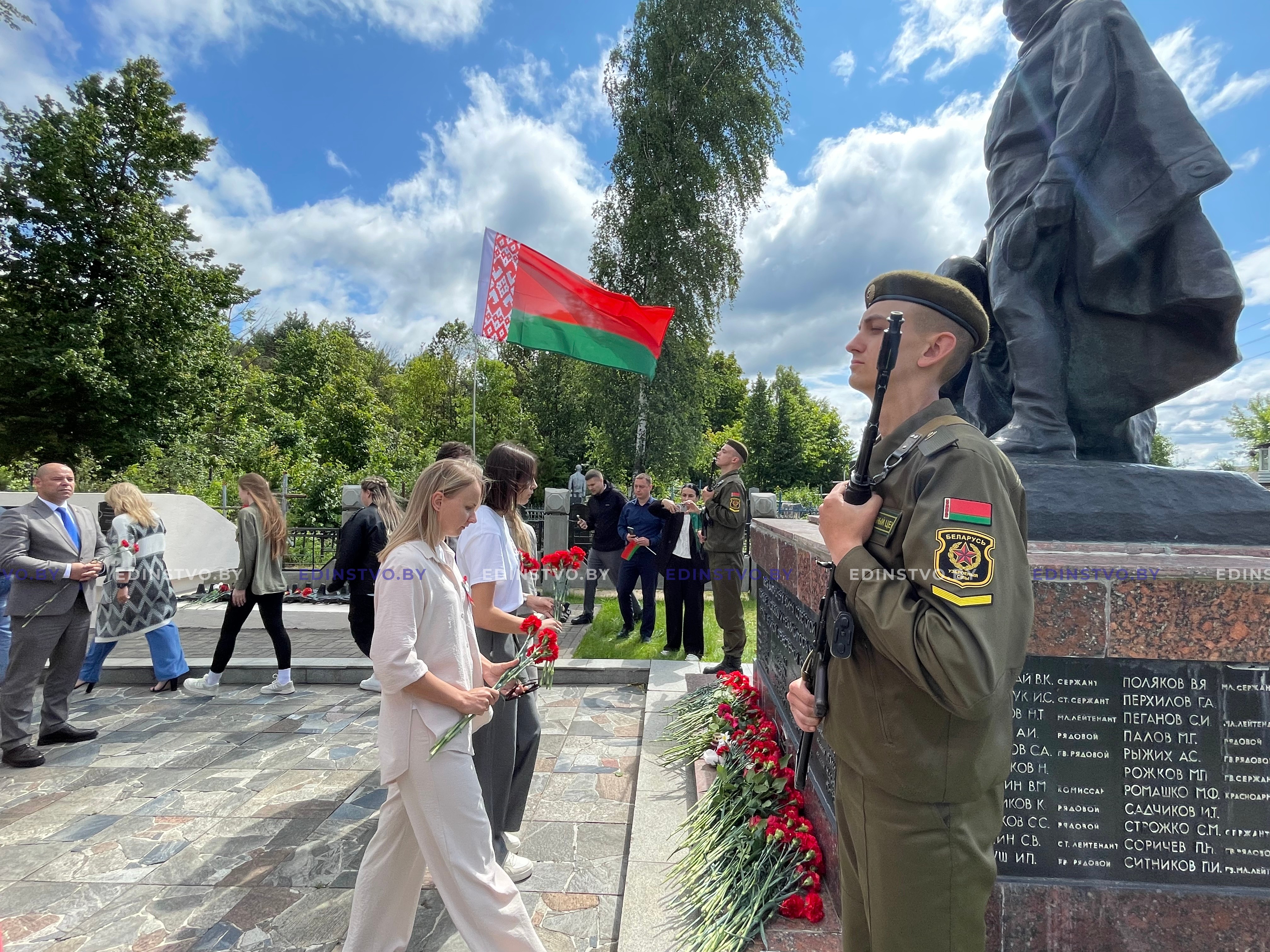 На Борисовщине прошли церемонии возложения цветов к памятникам