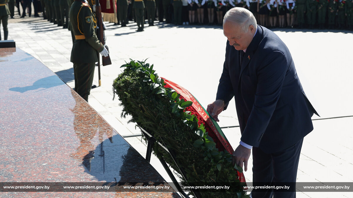 Александр Лукашенко: «Мы вспоминаем жертв войны и чествуем наших дорогихветеранов войны и труда»