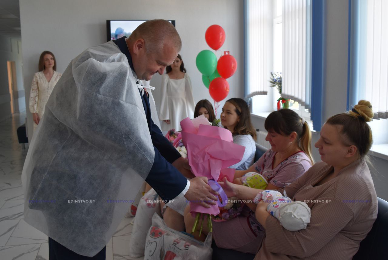 В Борисовском роддоме чествовали мам, чьи детки появились на свет в ДеньНезависимости