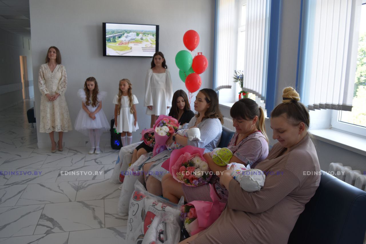 В Борисовском роддоме чествовали мам, чьи детки появились на свет в ДеньНезависимости