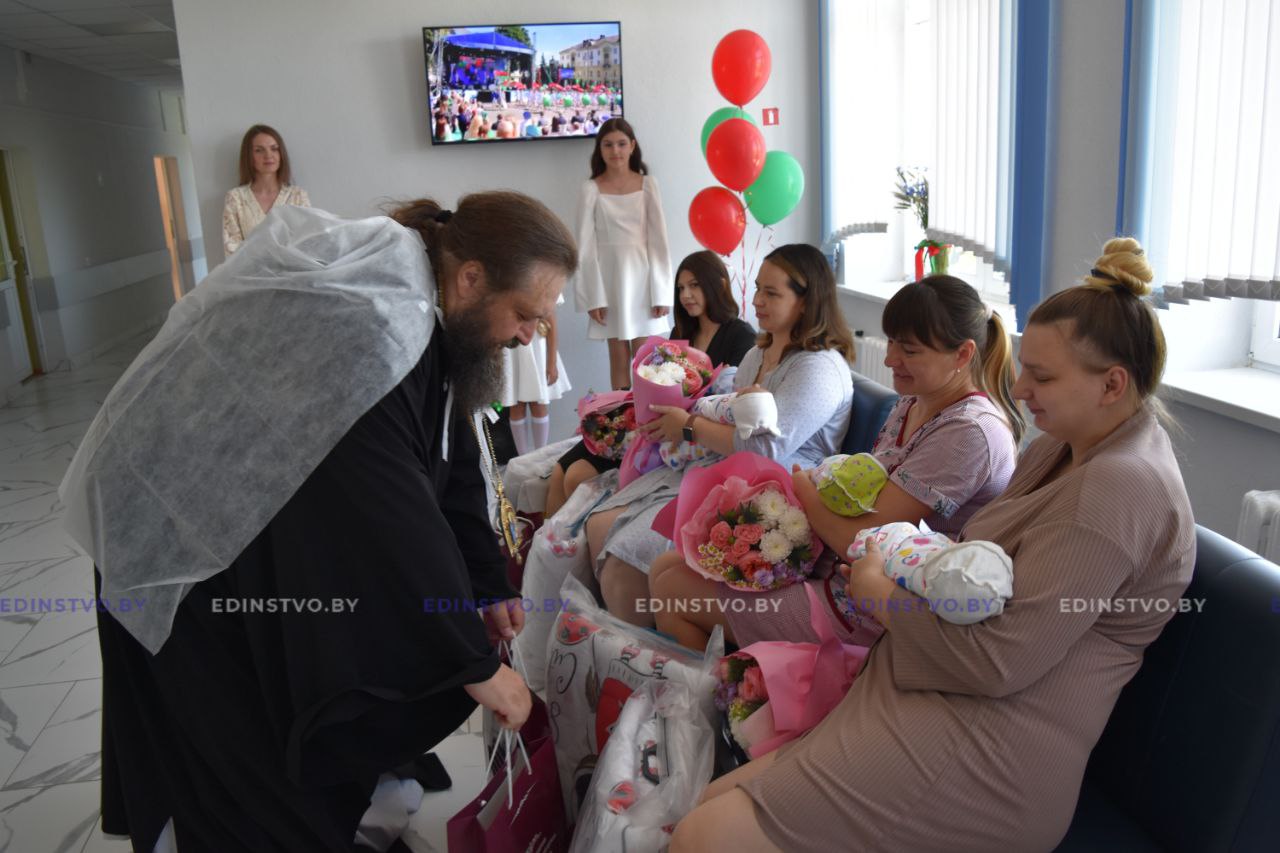 В Борисовском роддоме чествовали мам, чьи детки появились на свет в ДеньНезависимости