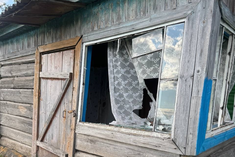 В Борисовском районе сельчанин подшофе разбил окна в чужом доме