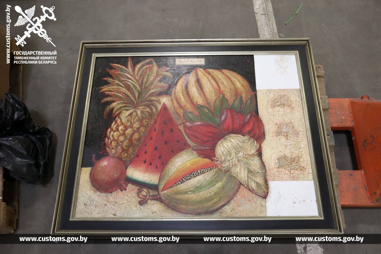 Более 63 тысяч рублей: таможня пресекла контрабанду картин из Латвии