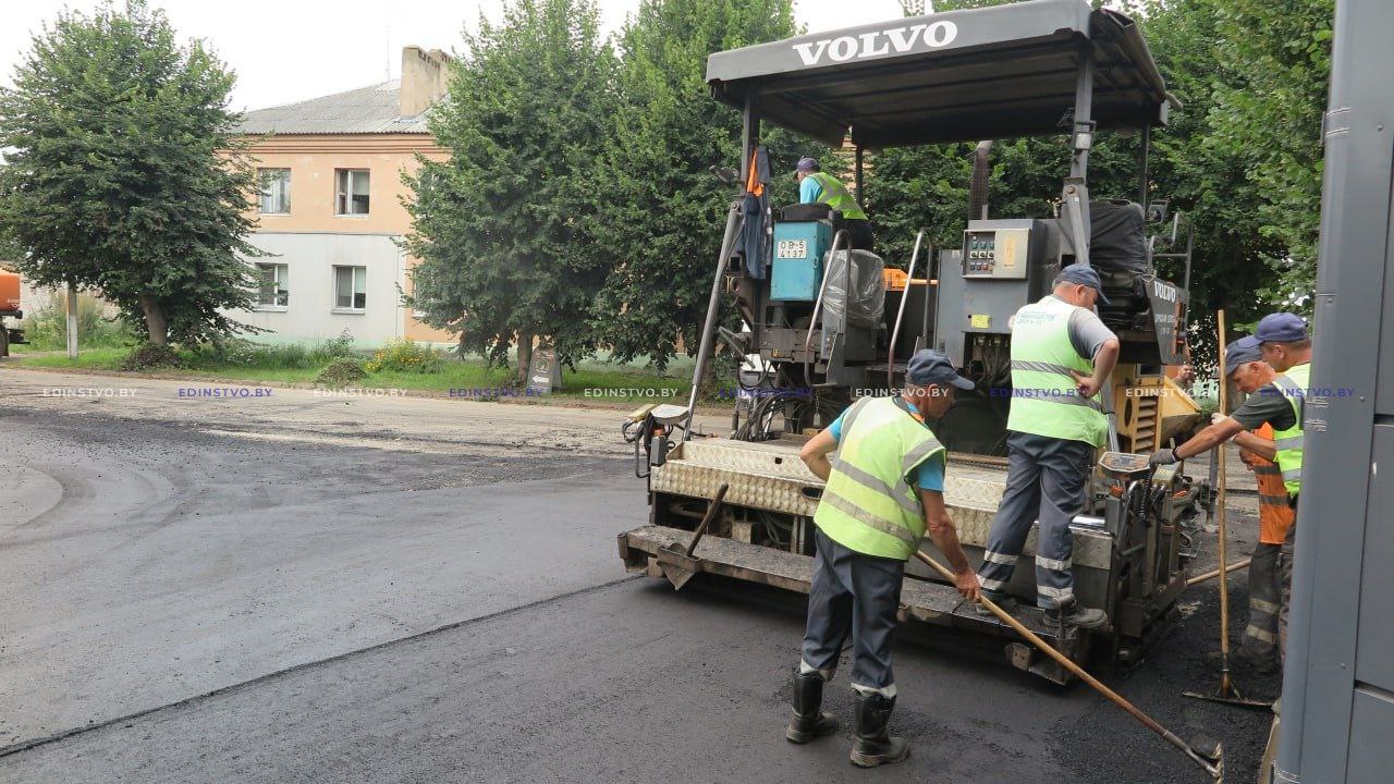 Лужи больше нет: на съезде с ул. Лопатина в Борисове заасфальтировали один изпроблемных участков дороги 5 Лужи больше нет: на съезде с ул. Лопатина в Борисове заасфальтировали один изпроблемных участков дороги