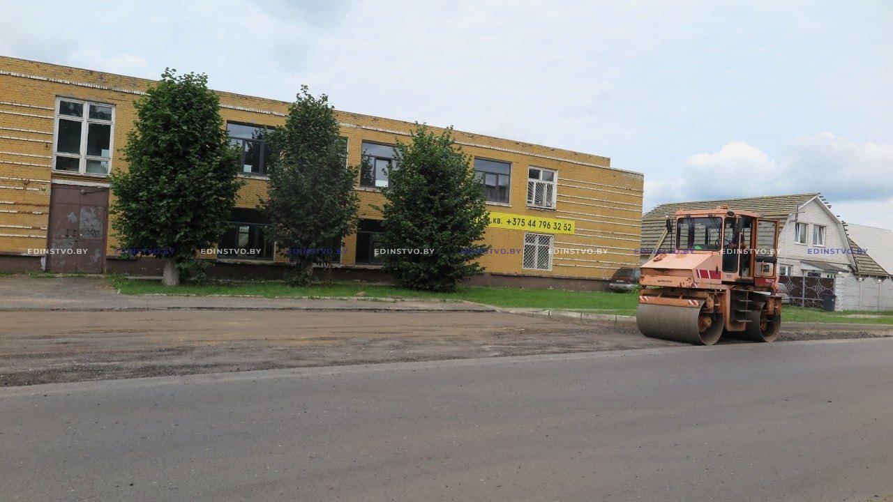 Лужи больше нет: на съезде с ул. Лопатина в Борисове заасфальтировали один изпроблемных участков дороги 8 Лужи больше нет: на съезде с ул. Лопатина в Борисове заасфальтировали один изпроблемных участков дороги