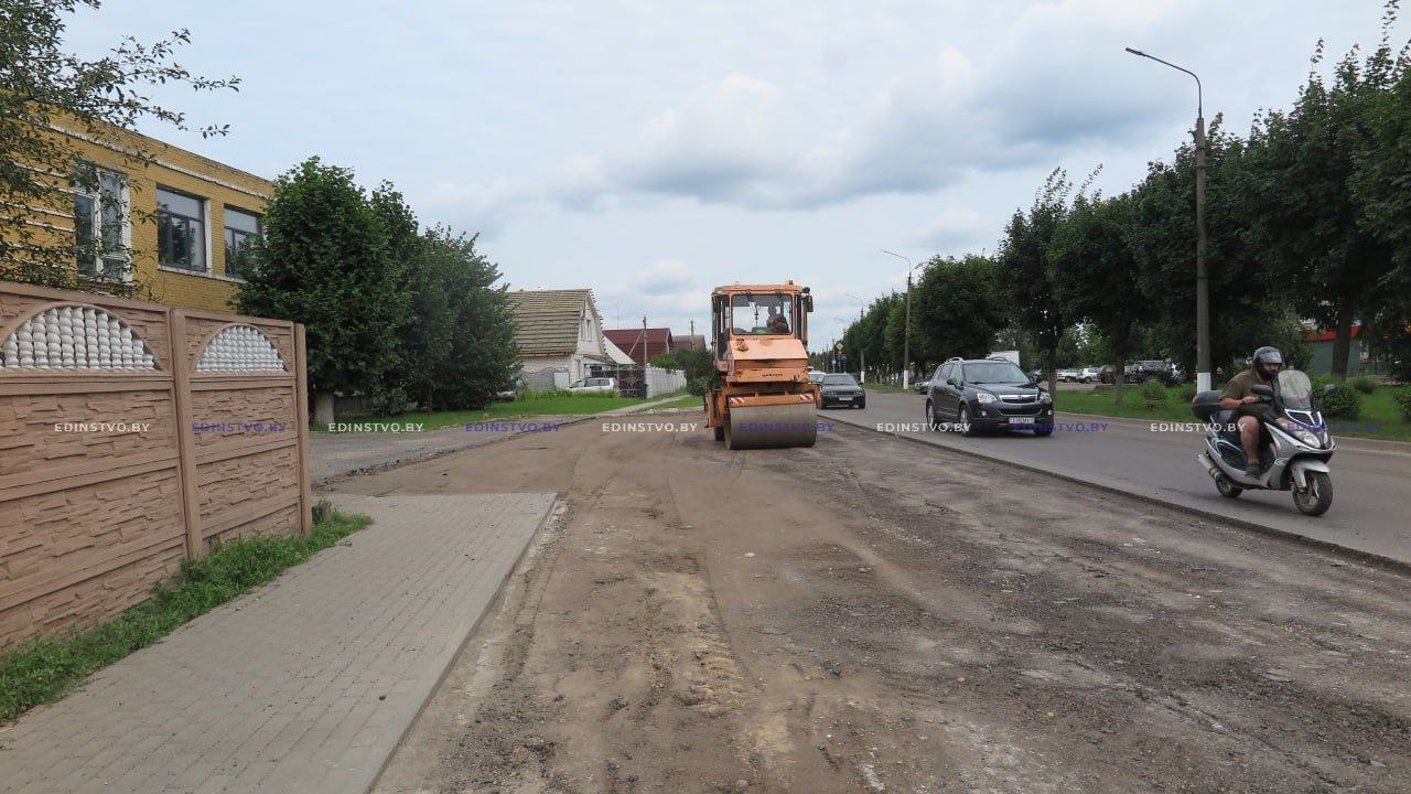 Лужи больше нет: на съезде с ул. Лопатина в Борисове заасфальтировали один изпроблемных участков дороги 10 Лужи больше нет: на съезде с ул. Лопатина в Борисове заасфальтировали один изпроблемных участков дороги