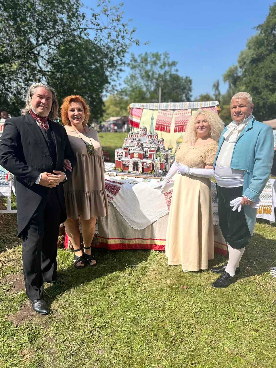 В рамках фестиваля «Несвижская фортеция» три пары из Борисовского района примутучастие в традиционном балу