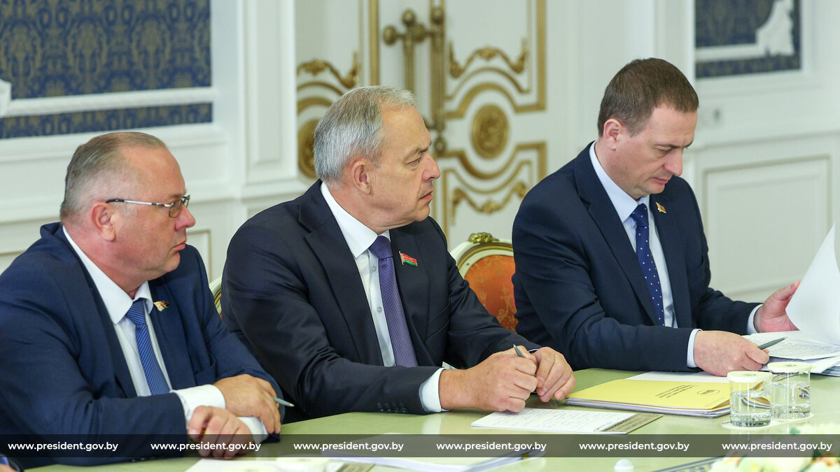 Президент Беларуси собрал совещание об эффективности системы торговогообслуживания населения в масштабах Беларуси