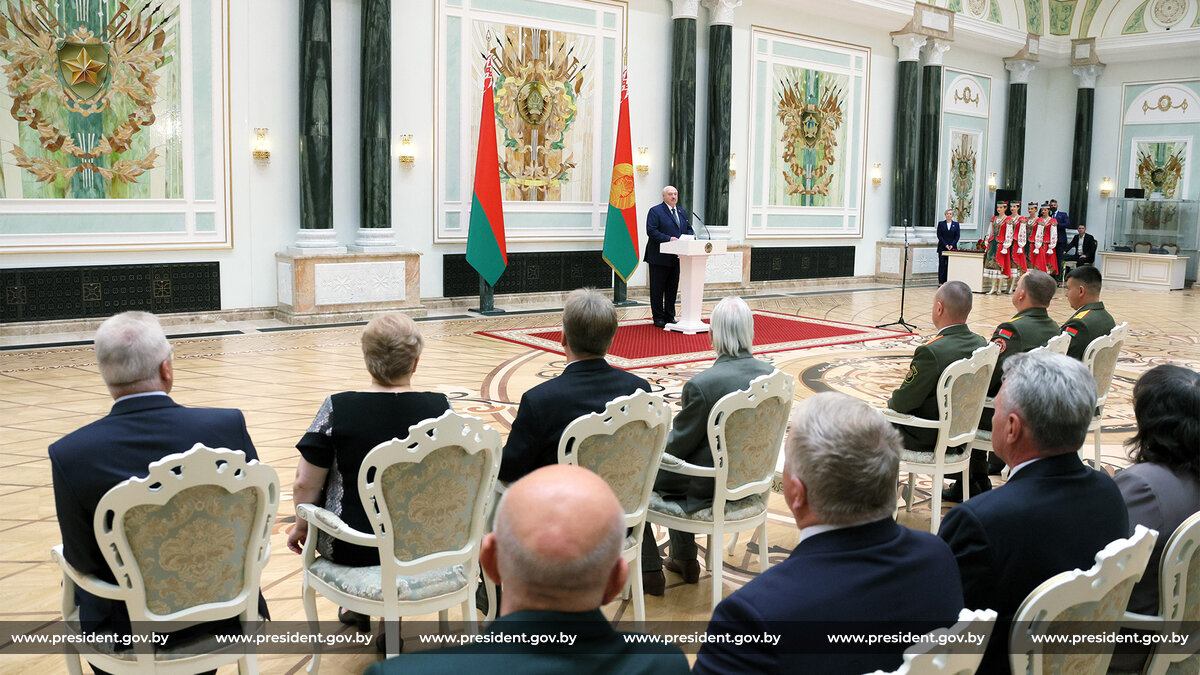Президент Беларуси вручил государственные награды заслуженным представителямразличных сфер