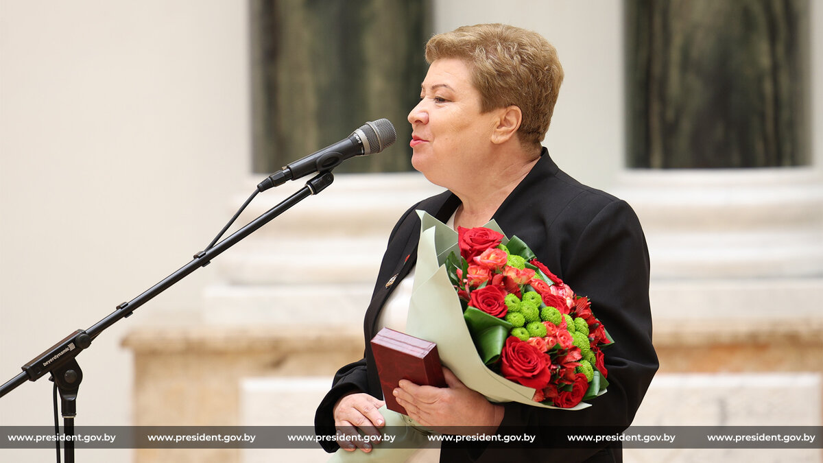 Президент Беларуси вручил государственные награды заслуженным представителямразличных сфер