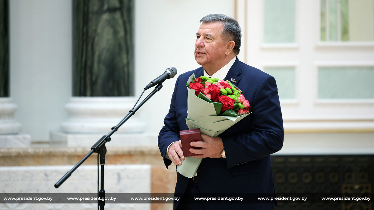 Президент Беларуси вручил государственные награды заслуженным представителямразличных сфер