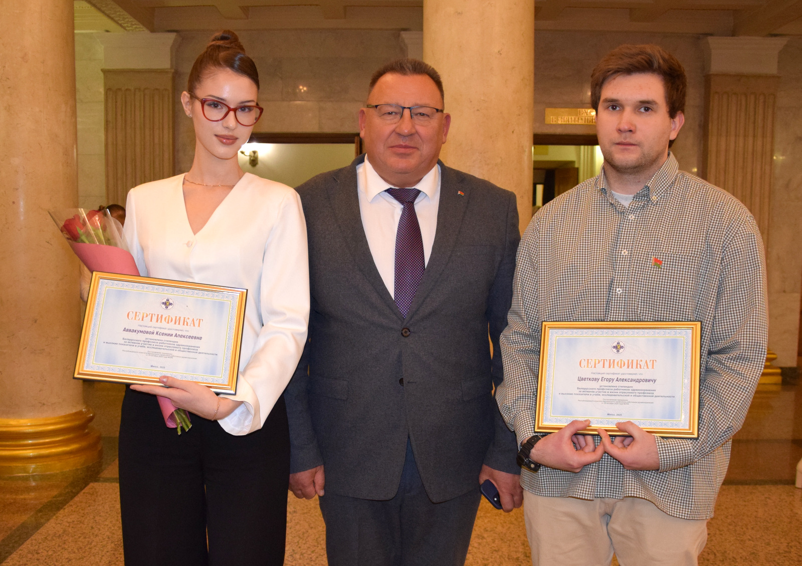 Министр здравоохранения вручил высокую награду будущему медику из Борисова