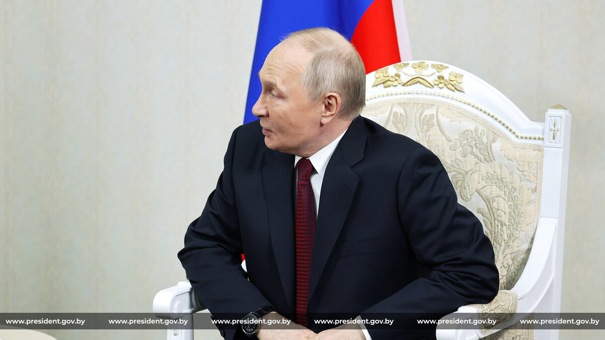 Президенты Беларуси и России Александр Лукашенко и Владимир Путин провеливстречу в Бишкеке