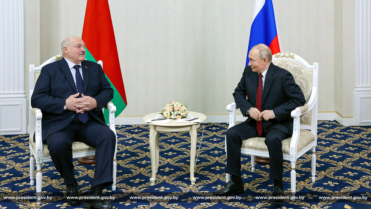 Президенты Беларуси и России Александр Лукашенко и Владимир Путин провеливстречу в Бишкеке